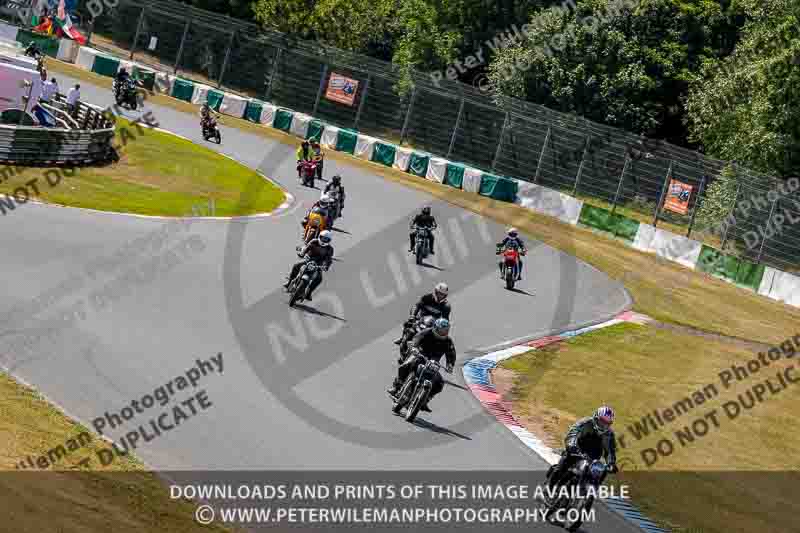 Vintage motorcycle club;eventdigitalimages;mallory park;mallory park trackday photographs;no limits trackdays;peter wileman photography;trackday digital images;trackday photos;vmcc festival 1000 bikes photographs